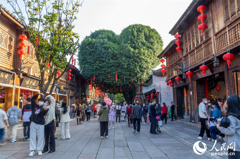 Decorações festivas vermelhas decoram as ruas de Fujian