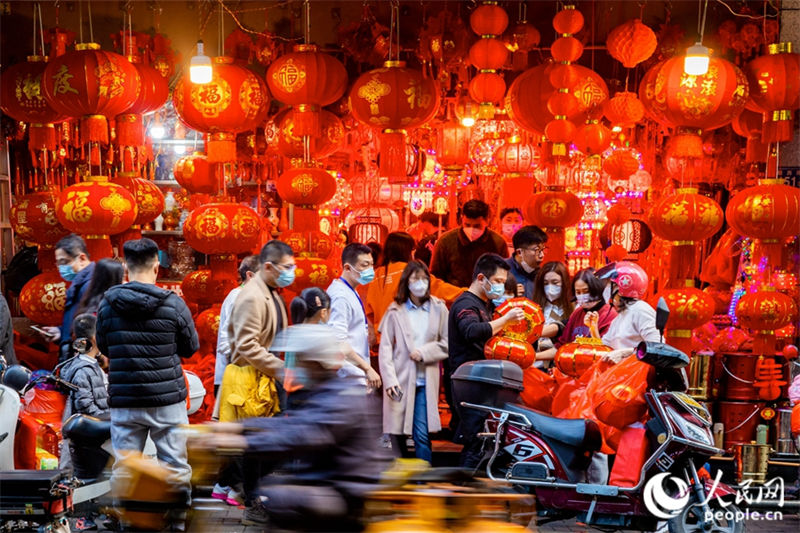 Decorações festivas vermelhas decoram as ruas de Fujian