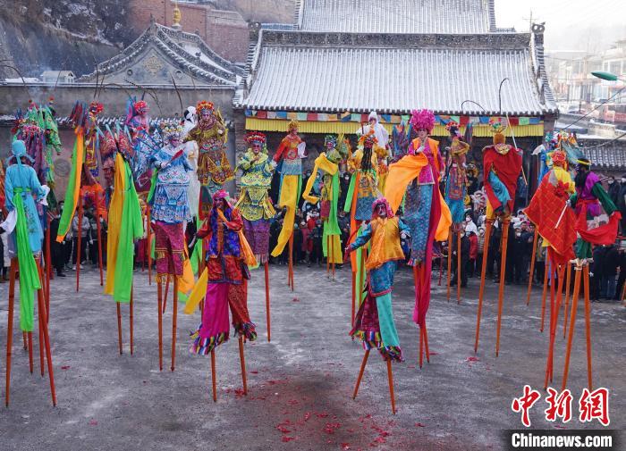 Atores realizam ensaio em pernas de pau em Qinghai