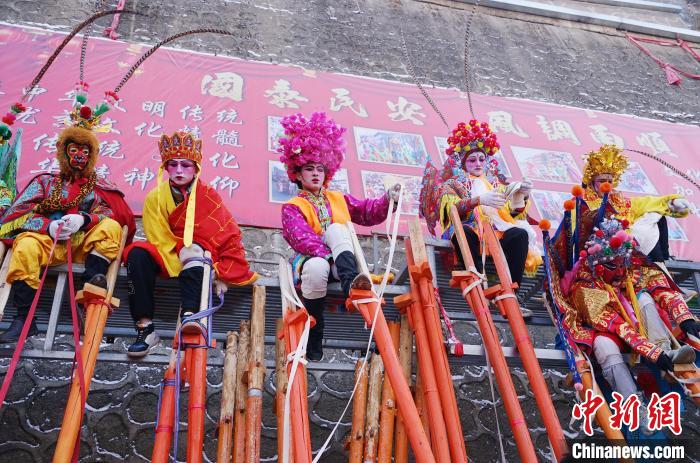 Atores realizam ensaio em pernas de pau em Qinghai