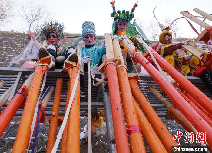 Atores realizam ensaio em pernas de pau em Qinghai