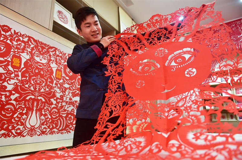 Cem coelhos em corte de papel são preparados para receber Ano Novo Chinês do Coelho