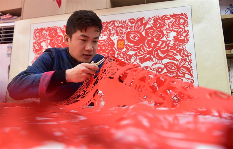 Cem coelhos em corte de papel são preparados para receber Ano Novo Chinês do Coelho