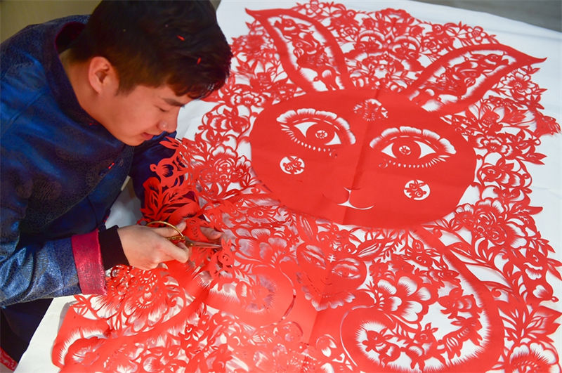 Cem coelhos em corte de papel são preparados para receber Ano Novo Chinês do Coelho