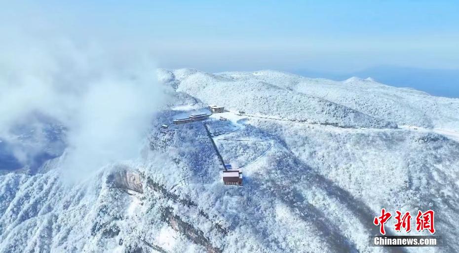 Galeria: montanha Longtou está coberta de neve 