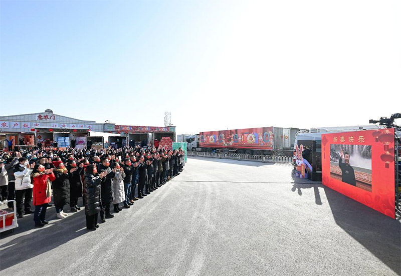 Xi Jinping estende saudações da Festa da Primavera ao povo chinês