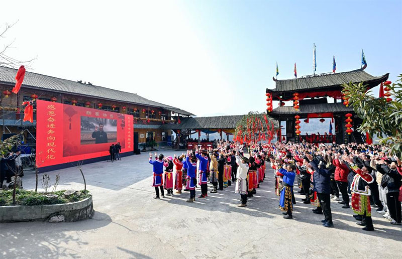 Xi Jinping estende saudações da Festa da Primavera ao povo chinês