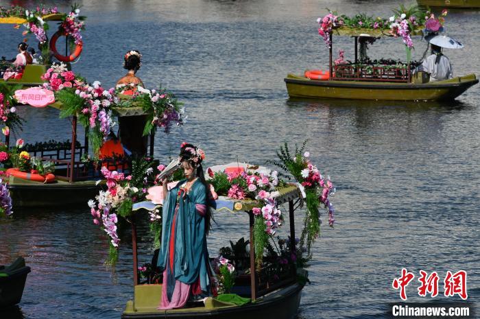 Evento cultural mercado de flores na água é iniciado em Guangzhou