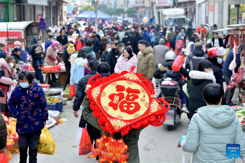 Pessoas celebram próximo Festival da Primavera em toda a China