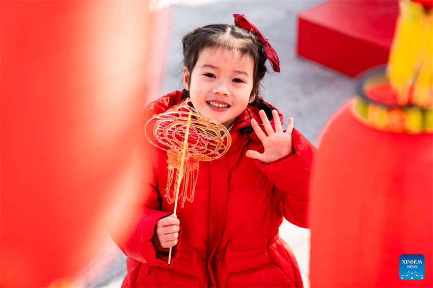 Pessoas celebram próximo Festival da Primavera em toda a China