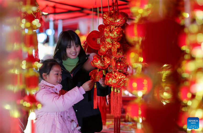 Pessoas celebram próximo Festival da Primavera em toda a China