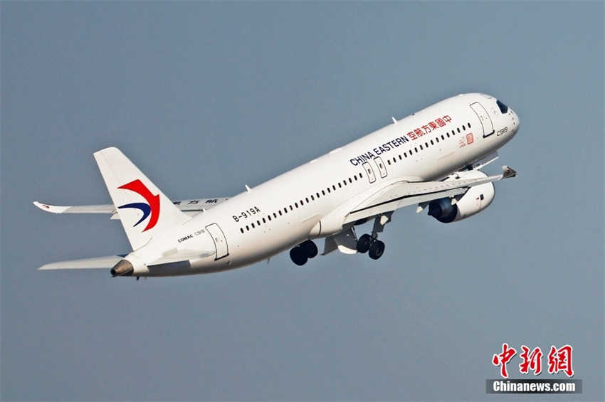 Primeira aeronave C919 da China Eastern Airlines realiza voo pioneiro no ano de coelho