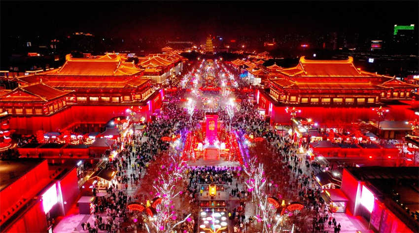 Galeria: Vista aérea de luzes e lanternas em Xi'an