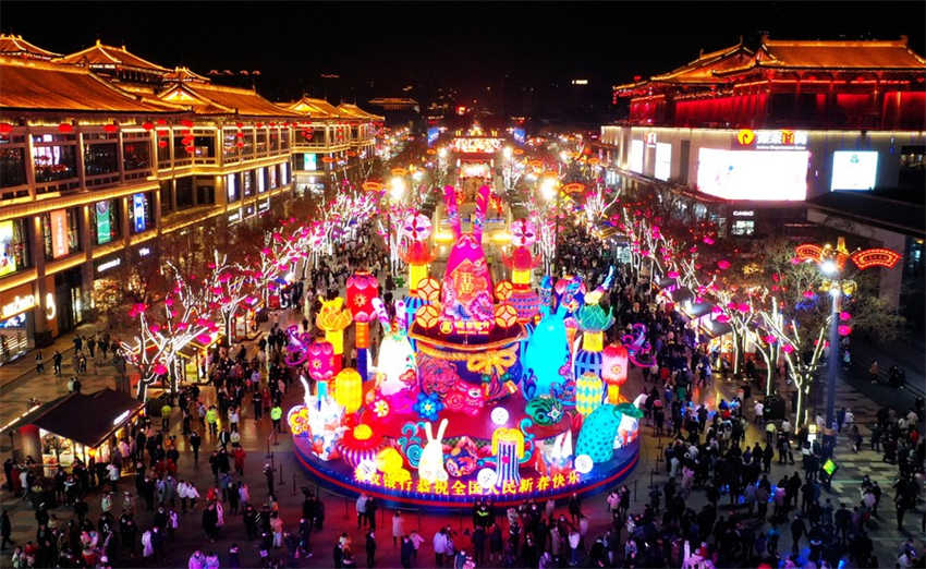 Galeria: Vista aérea de luzes e lanternas em Xi'an
