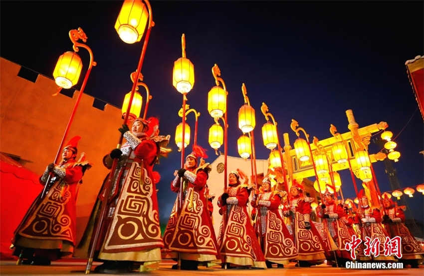 Gansu: maior matriz de lanternas da China iluminada para receber Festival das Lanternas