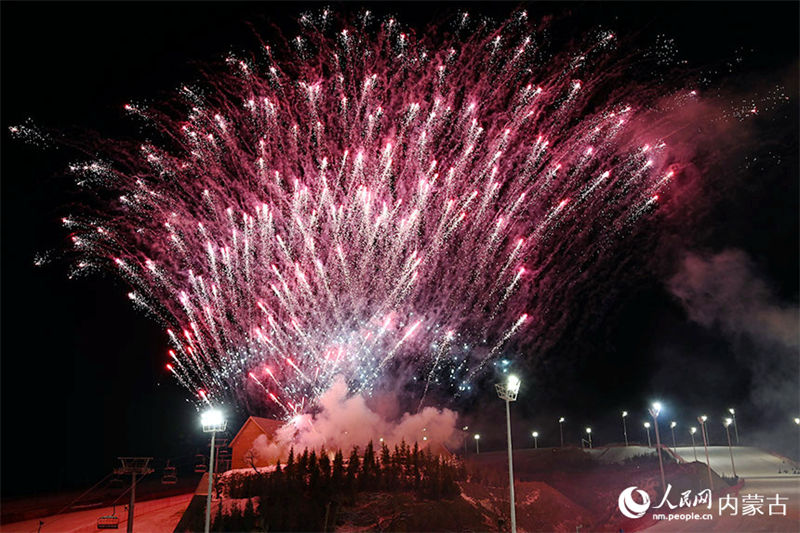 Mongólia Interior: Festival das Lanternas festejado com fogos de artifício na neve