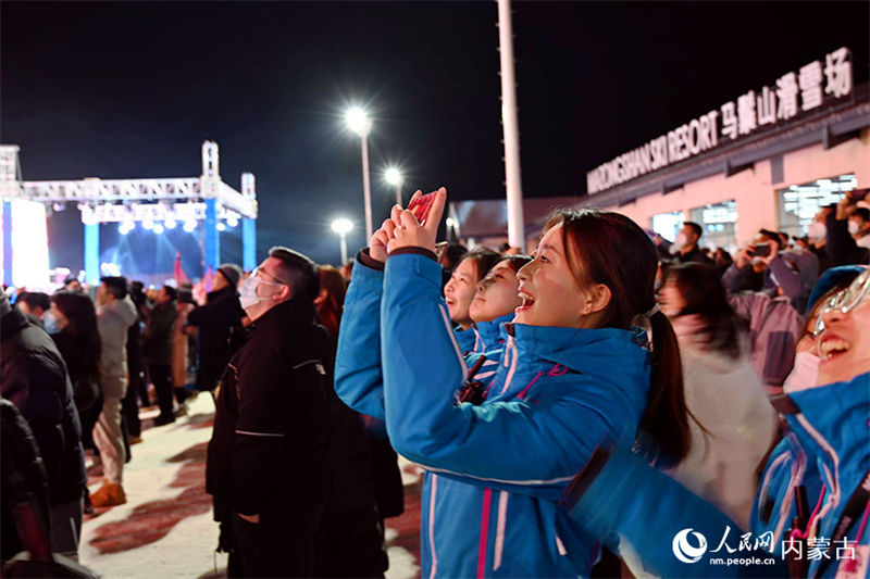 Mongólia Interior: Festival das Lanternas festejado com fogos de artifício na neve