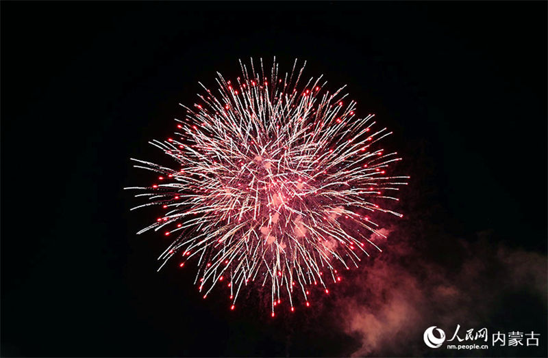 Mongólia Interior: Festival das Lanternas festejado com fogos de artifício na neve