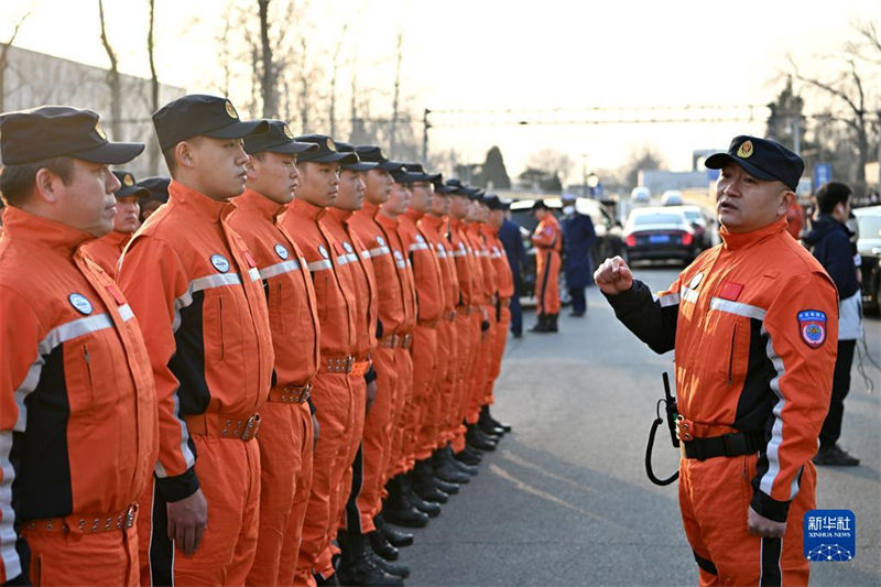 Equipe de resgate chinesa se dirige para áreas atingidas pelo terremoto em Turquia