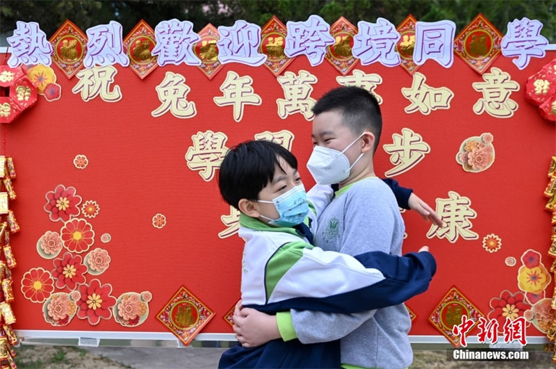 Hong Kong: crianças que atravessam a fronteira regressam às aulas