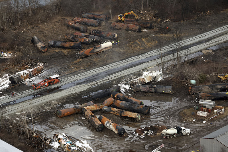 EUA: desastre ferroviário liberta gases tóxicos, forçando realocação de milhares em Ohio