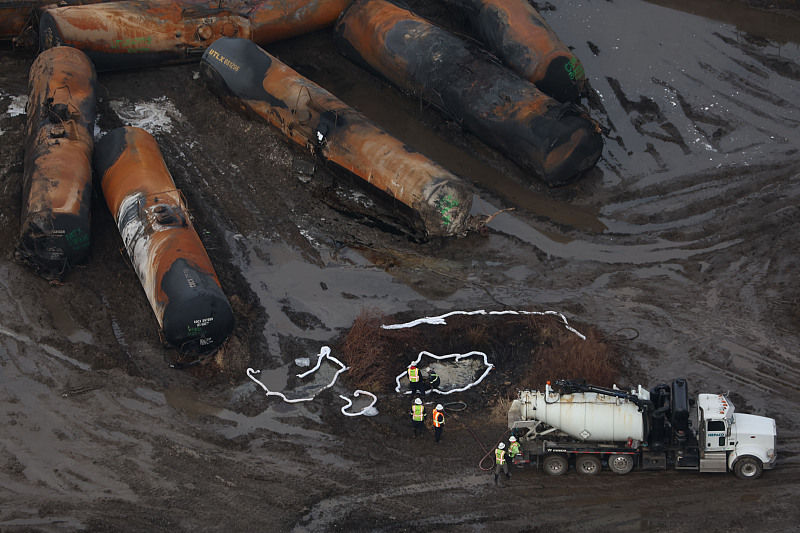 EUA: desastre ferroviário liberta gases tóxicos, forçando realocação de milhares em Ohio