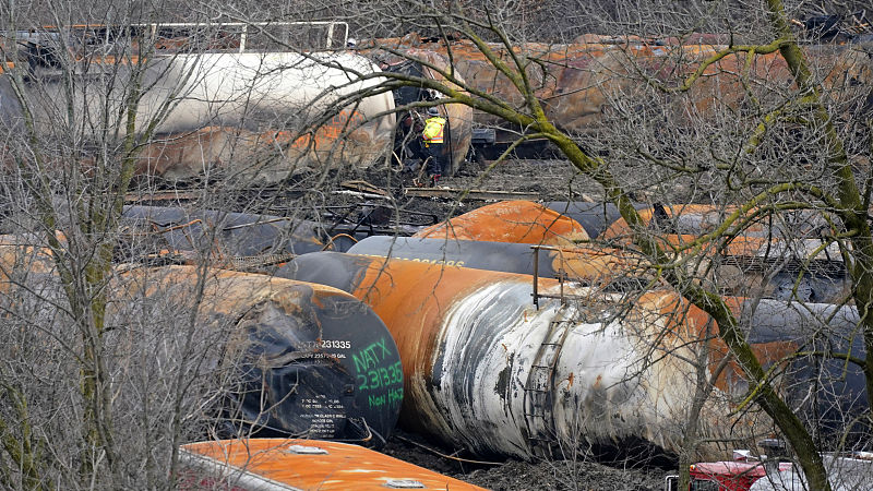 EUA: desastre ferroviário liberta gases tóxicos, forçando realocação de milhares em Ohio