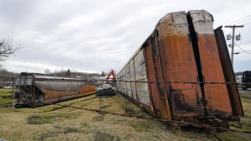 EUA: desastre ferroviário liberta gases tóxicos, forçando realocação de milhares em Ohio