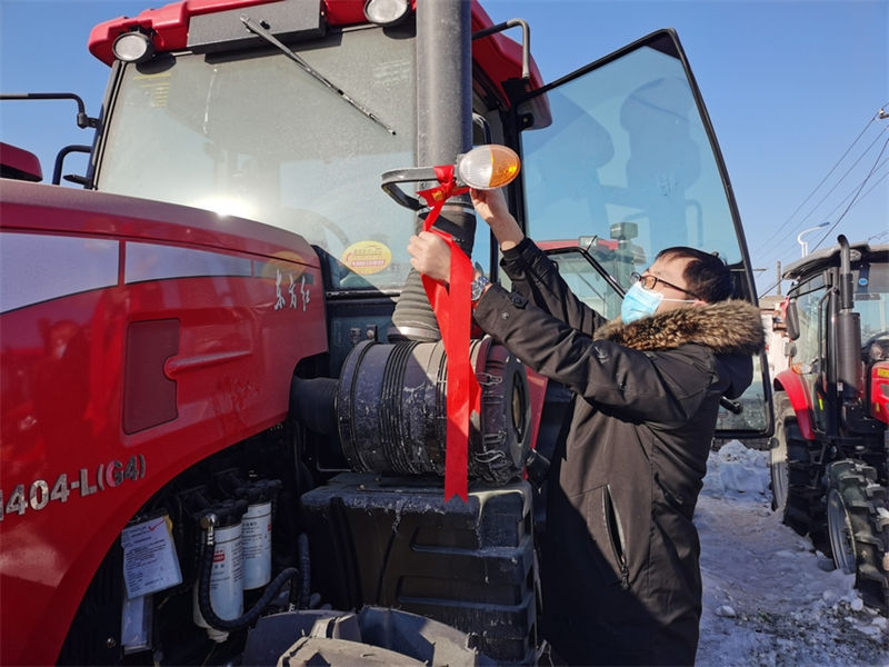 Agricultores estão ocupados preparando lavra de primavera no nordeste da China