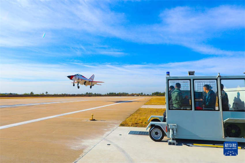 Marinha chinesa recrutará pilotos cadetes femininos para aeronaves transportadoras 