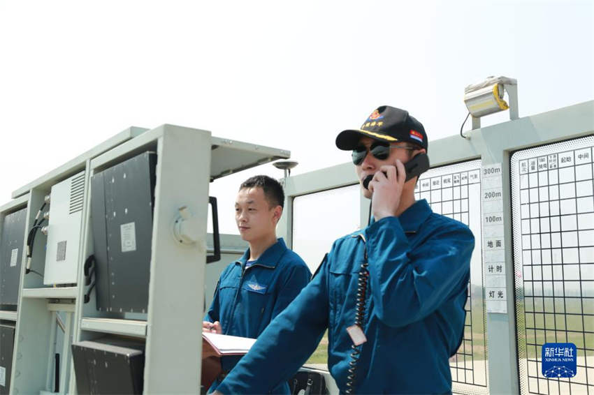 Marinha chinesa recrutará pilotos cadetes femininos para aeronaves transportadoras 