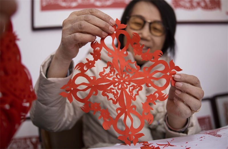 Pessoas celebram Festival da Cabeça do Dragão com corte de papel no norte da China