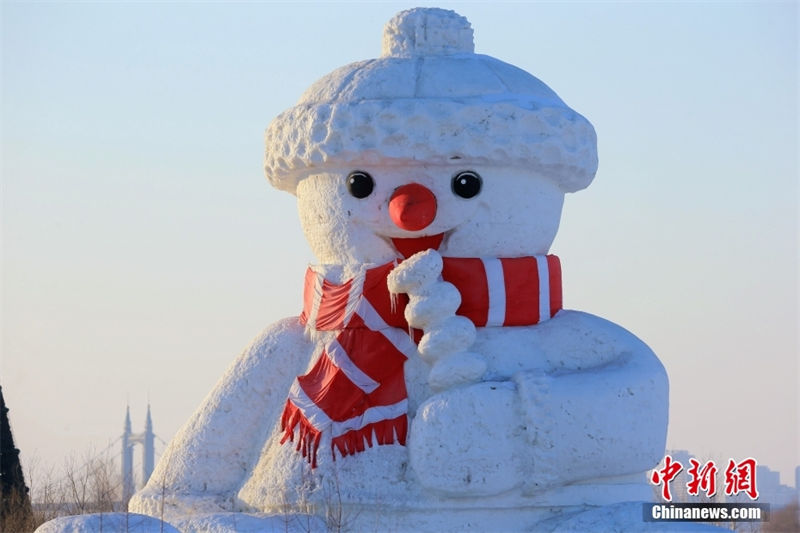 Grande boneco de neve derrete por causa do aumento da temperatura 