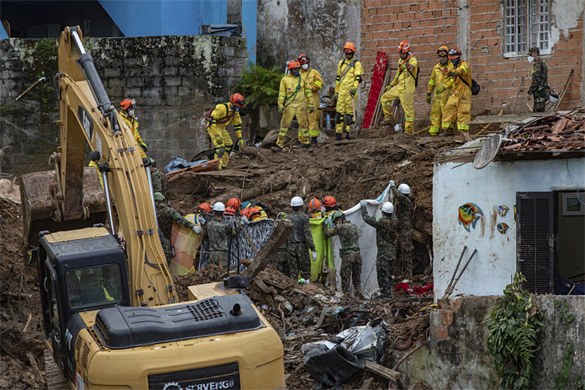 Sobe para 65 o número de mortes causadas por fortes chuvas no sudeste do Brasil