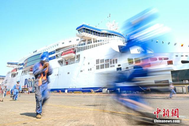 Navio cruzeiro de luxo inovador híbrido construído em Guangzhou prestes a partir para a Europa