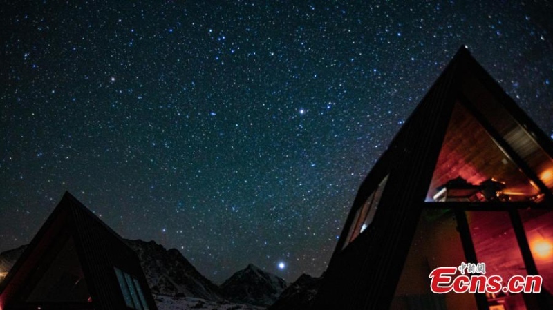 Galeria: céu estrelado sobre montanha em Gansu