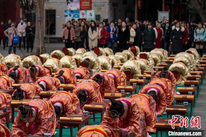 Alunos chineses e estrangeiros participam da cerimônia tradicional da maioridade em Sichuan