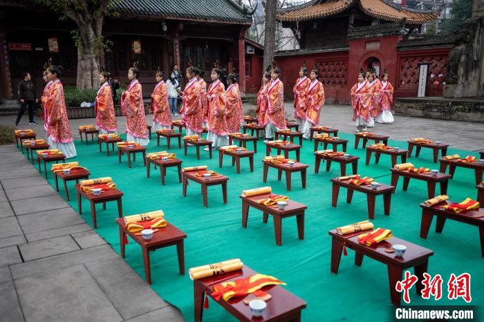 Alunos chineses e estrangeiros participam da cerimônia tradicional da maioridade em Sichuan