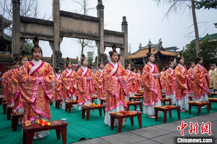 Alunos chineses e estrangeiros participam da cerimônia tradicional da maioridade em Sichuan