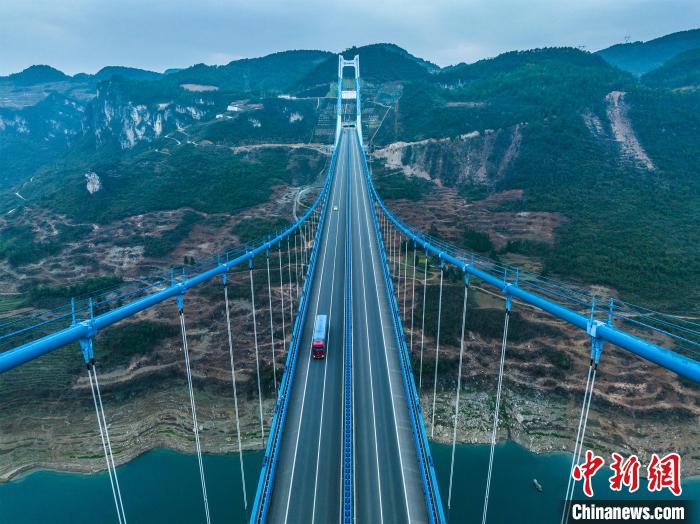 Galeria: ponte transfronteiriça sobre lago Kaizhou no sudoeste da China