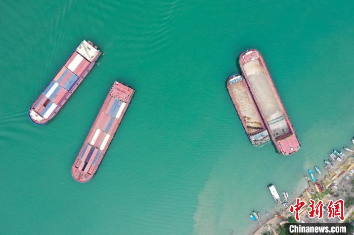 Porto de Guigang retoma atividade intensa