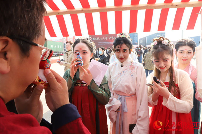 Xi’an despacha seu primeiro trem carregado com produtos culturais para Cazaquistão