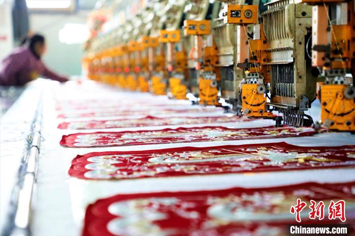 Bordados promovem aumento de renda das mulheres locais