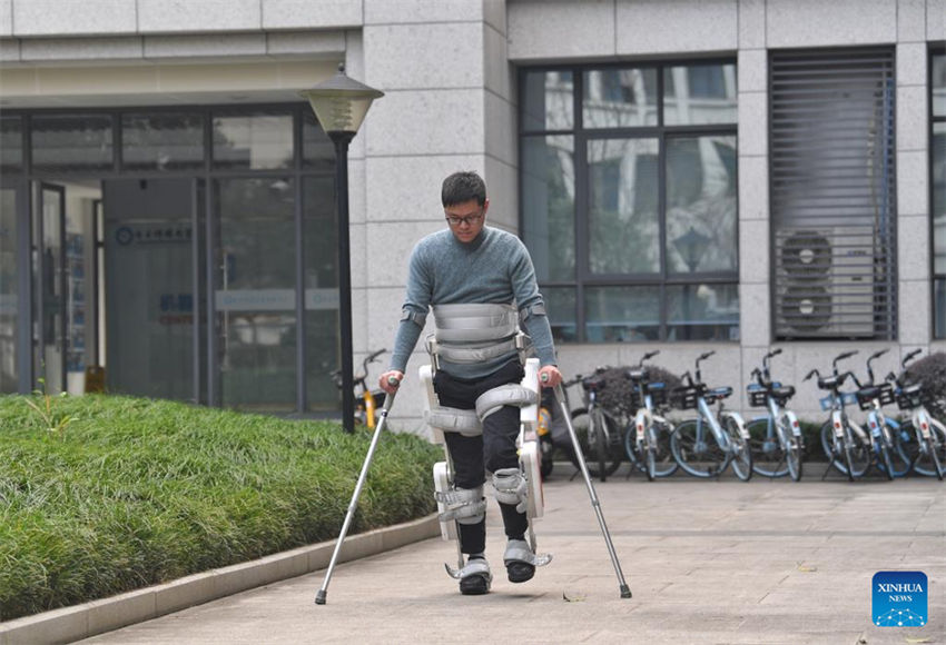 Paraplégico usa robô para treinamento de reabilitação no sudoeste da China