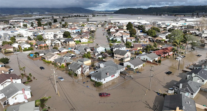 Fortes chuvas obrigam evacuação de milhares na Califórnia