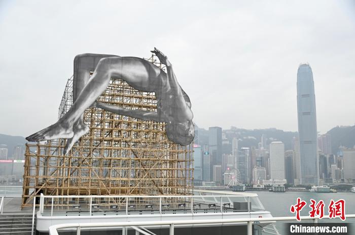 Instalação gigante do artista francês JR surge em Hong Kong