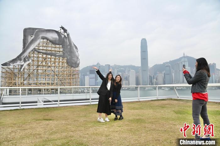 Instalação gigante do artista francês JR surge em Hong Kong