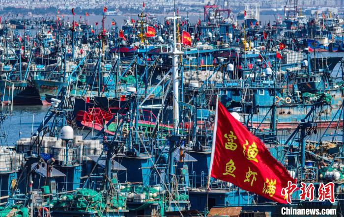 Barcos de pesca regressam aos portos devido a ventos fortes no leste da China