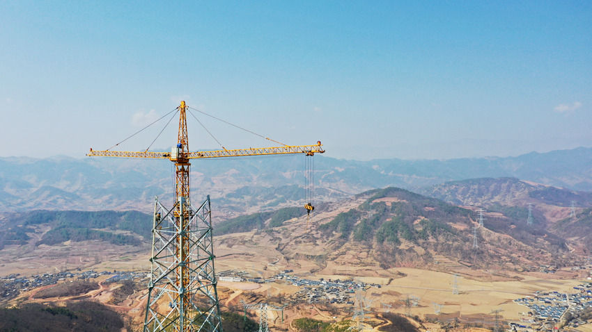 Concluída torre de transmissão de eletricidade mais alta em Sichuan