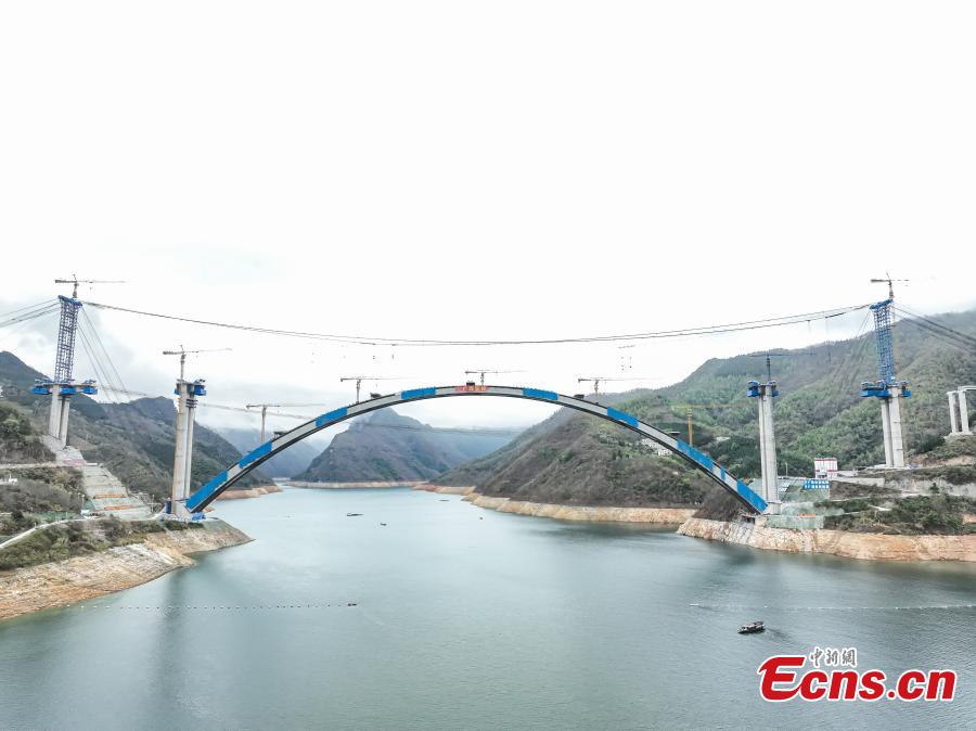 Maior ponte de arco de vão do mundo está em construção no sul da China